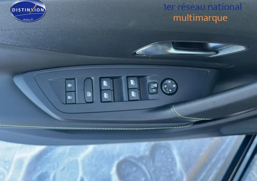 Commande des vitres et rétroviseurs sur la porte avant gauche d’une Peugeot 408 Hybrid 145 GT noir, intérieur noir avec surpiqûres vertes.