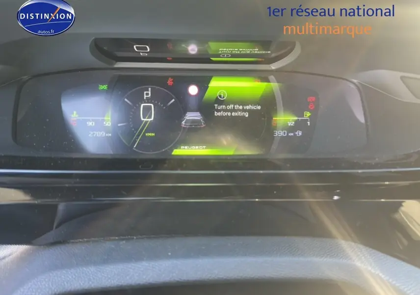 Tableau de bord numérique du Peugeot 408 Hybrid 145 GT en vue frontale, affichage vert et noir lumineux.