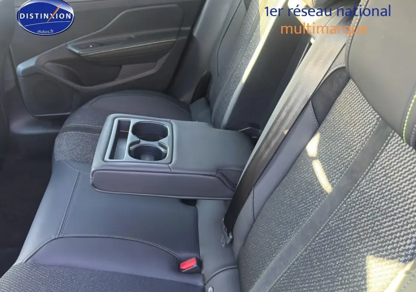 Vue intérieure sur la banquette arrière côté droit de la Peugeot 408 Hybrid 145 GT avec accoudoir central et porte-gobelets.
