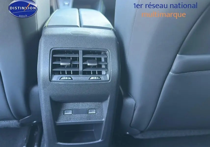 Détail de la console centrale arrière avec aérateurs et ports USB, intérieur cuir noir de la Peugeot 408 Hybrid 145 GT.