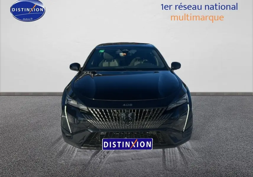 Vue frontale d'une Peugeot 408 Hybrid 145 GT e-dcs6 noire avec calandre distinctive et feux LED verticaux allumés.