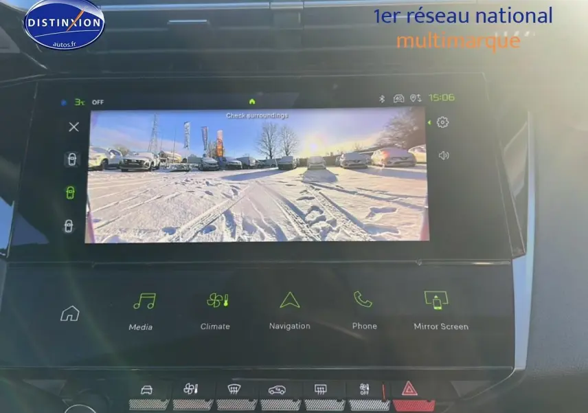Écran tactile intérieur du Peugeot 408 Hybrid 145 GT noir, affichant la caméra de recul en plein jour.