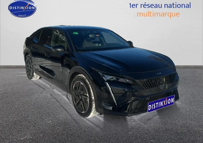 Peugeot 408 Hybrid noir en 3/4 avant, mettant en valeur ses phares LED et jantes alu noires.