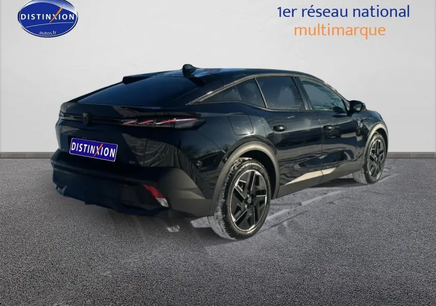 Vue 3/4 arrière droite d’une Peugeot 408 Hybrid 145 GT noire avec jantes alu et vitres surteintées.