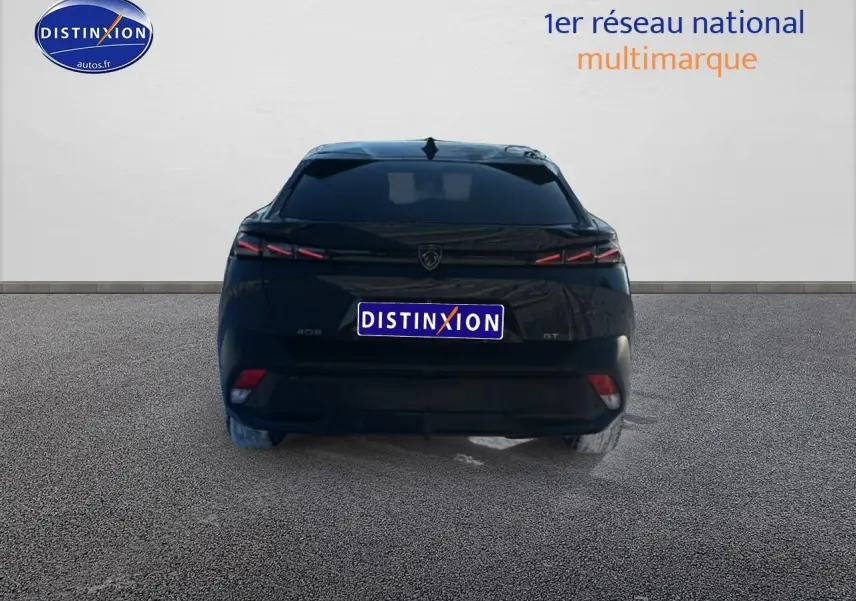 Vue arrière d’une Peugeot 408 Hybrid 145 GT noire, mettant en valeur ses feux arrière LED et son hayon épuré.