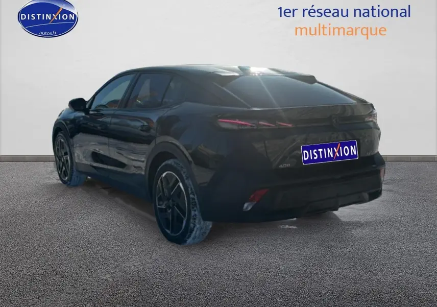 Vue 3/4 arrière droite d'une Peugeot 408 Hybrid 145 GT noire avec jantes alu et feux arrière LED fins.