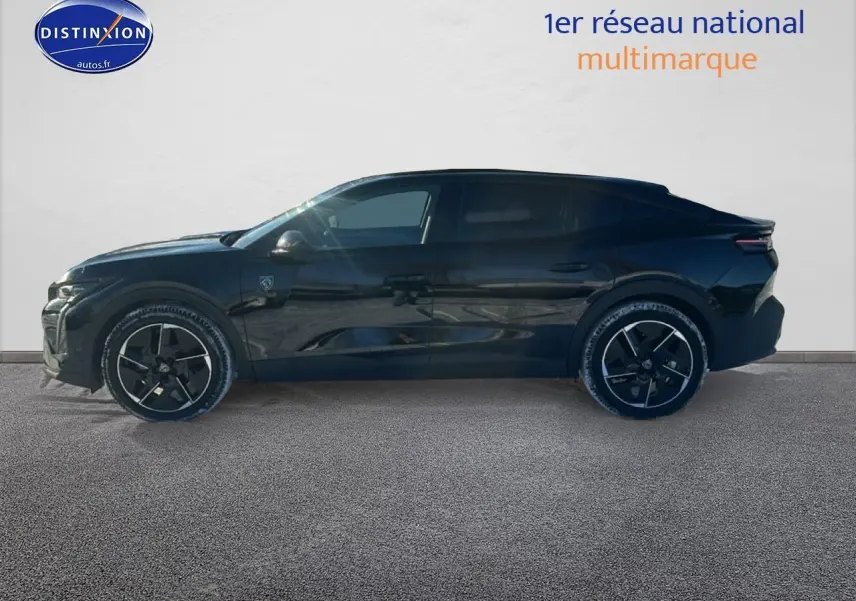 Profil côté gauche de la Peugeot 408 Hybrid 145 GT e-dcs6 noire avec jantes alu et vitres surteintées.
