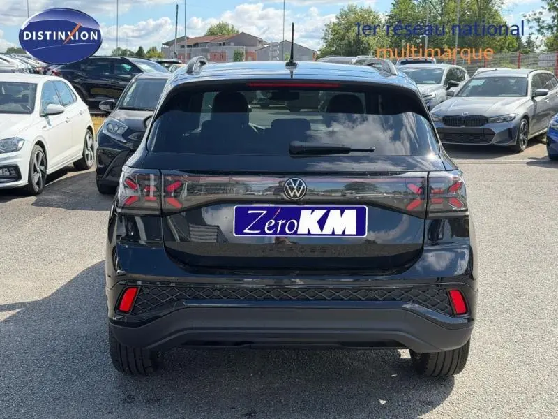 Vue arrière d'un Volkswagen T-Cross noir intense nacré avec feux LED et barres de toit visibles en extérieur.