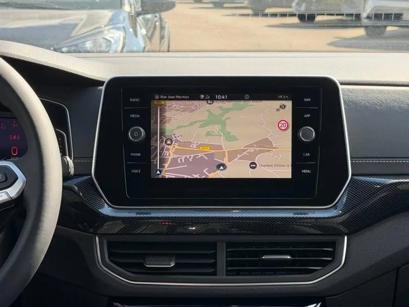 Vue rapprochée de l’écran tactile central avec navigation GPS du Volkswagen T-Cross 2026, finition R-Line.