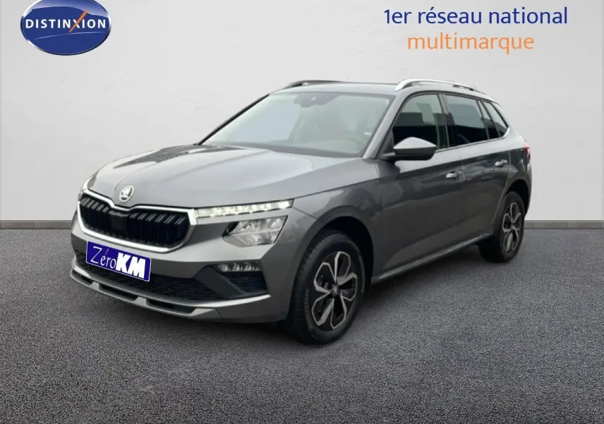 SUV SKODA KAMIQ gris graphite métal vu en 3/4 avant droit avec jantes bi-ton et calandre noire.