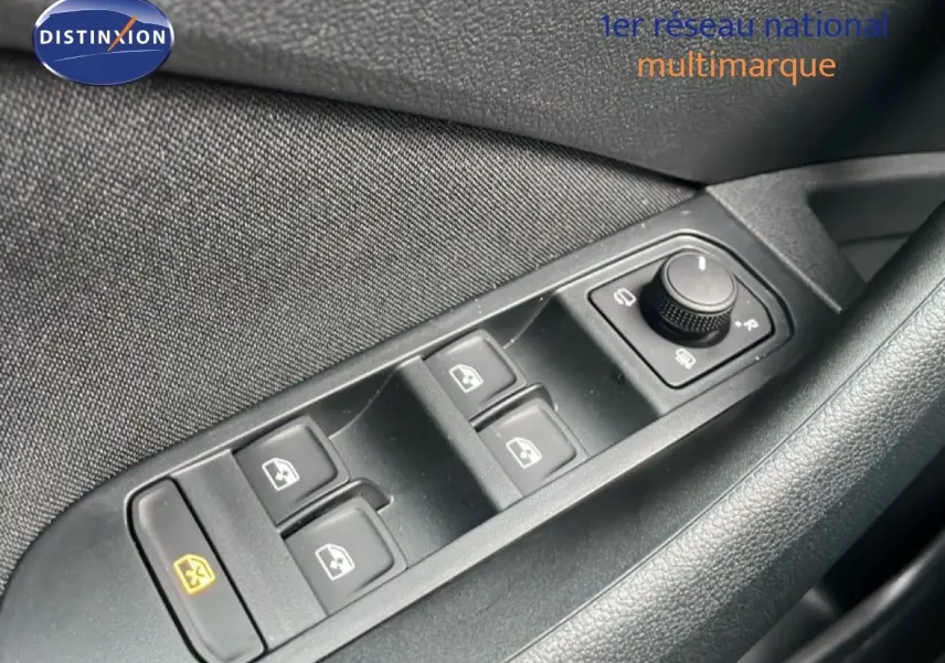 Gros plan sur les commandes des vitres électriques et des rétroviseurs côté conducteur d'un Skoda Kamiq gris graphite 2025.