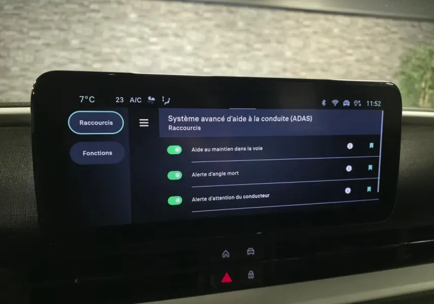 Écran tactile central du tableau de bord du Fiat 600 Hybrid 2024 affichant les aides à la conduite activées.
