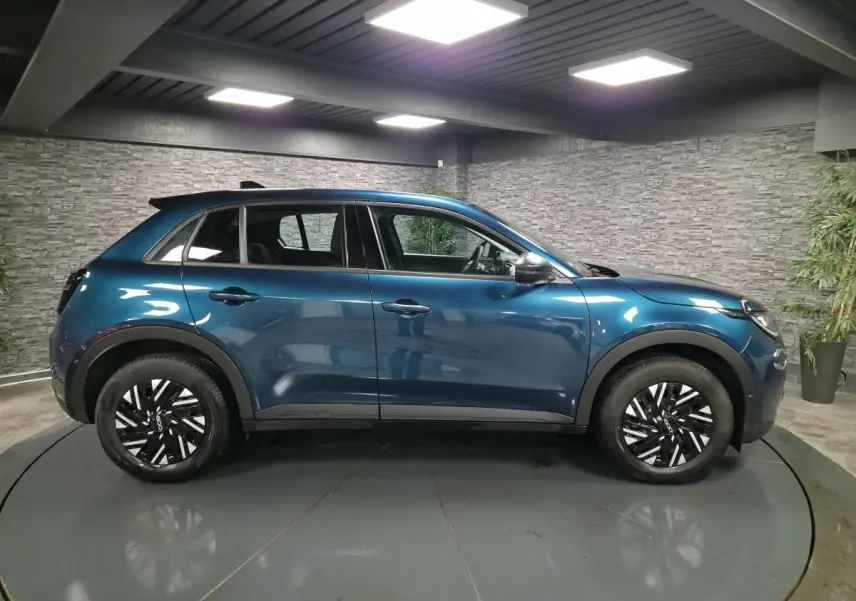 Vue de profil côté gauche du FIAT 600 1.2 Hybrid bleu métallisé avec jantes noires et détails noirs.