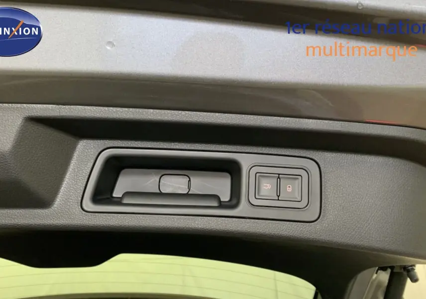 Vue intérieure des sièges arrière bicolores beige et noir avec surpiqûres orange du BYD SEAL U 2025 côté droit.