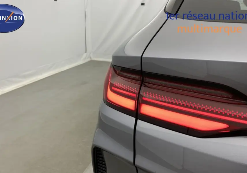 Détail du hayon électrique noir Obsidian Black du BYD SEAL U avec boutons de commande intégrés.