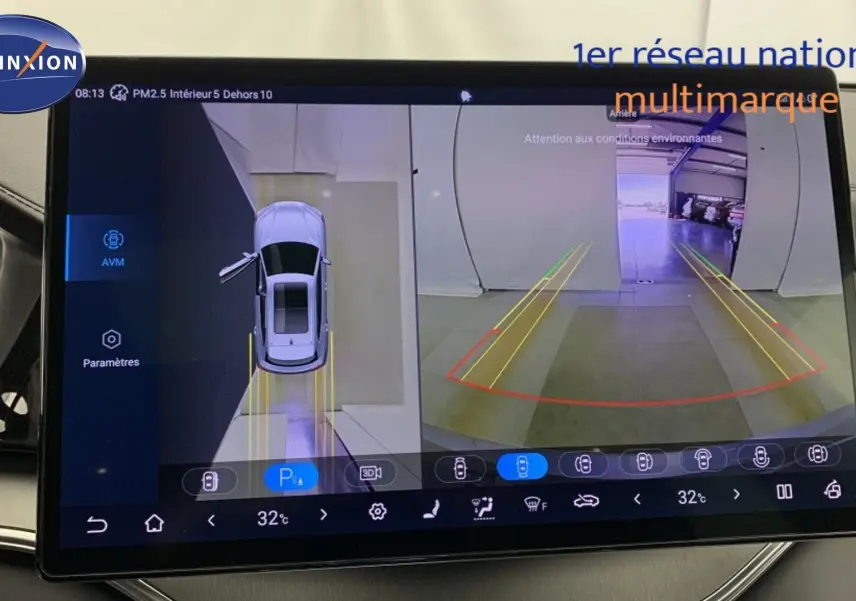 Vue intérieure centrée sur l'écran tactile vertical 15,6'' du tableau de bord du BYD SEAL U 2025 en noir.
