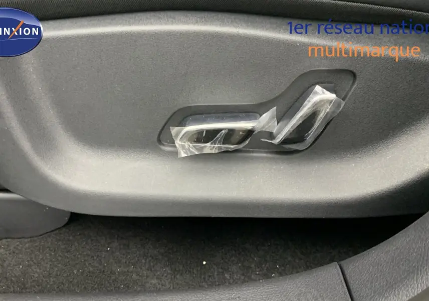 Vue rapprochée de la console centrale du BYD SEAL U 2025, avec levier de vitesse et zone de charge sans fil noire.