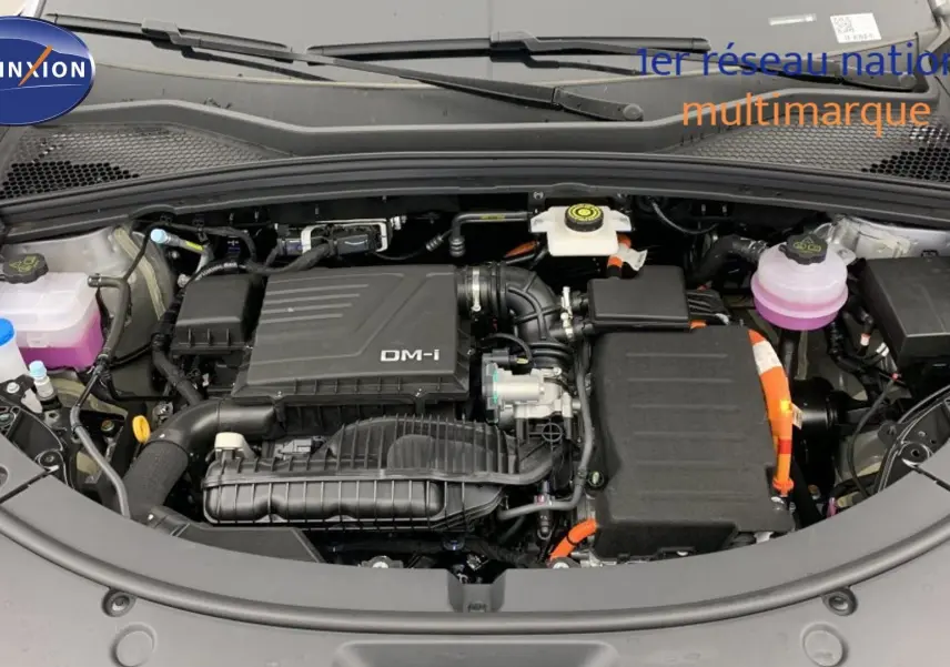 Vue intérieure côté conducteur du BYD SEAL U 2025, sièges bicolores beige et noir avec surpiqûres orange.