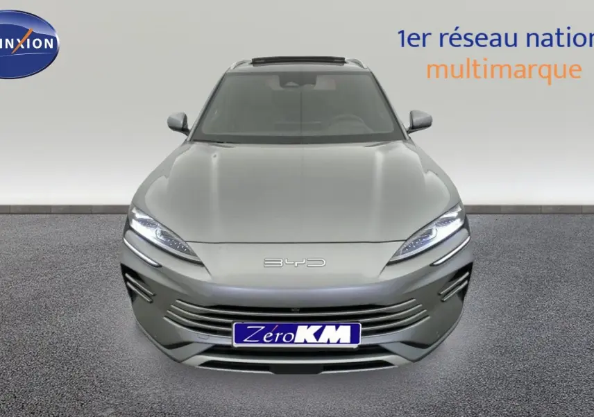 Vue avant du BYD SEAL U 2025 en Obsidian Black avec phares LED allumés sur fond neutre intérieur