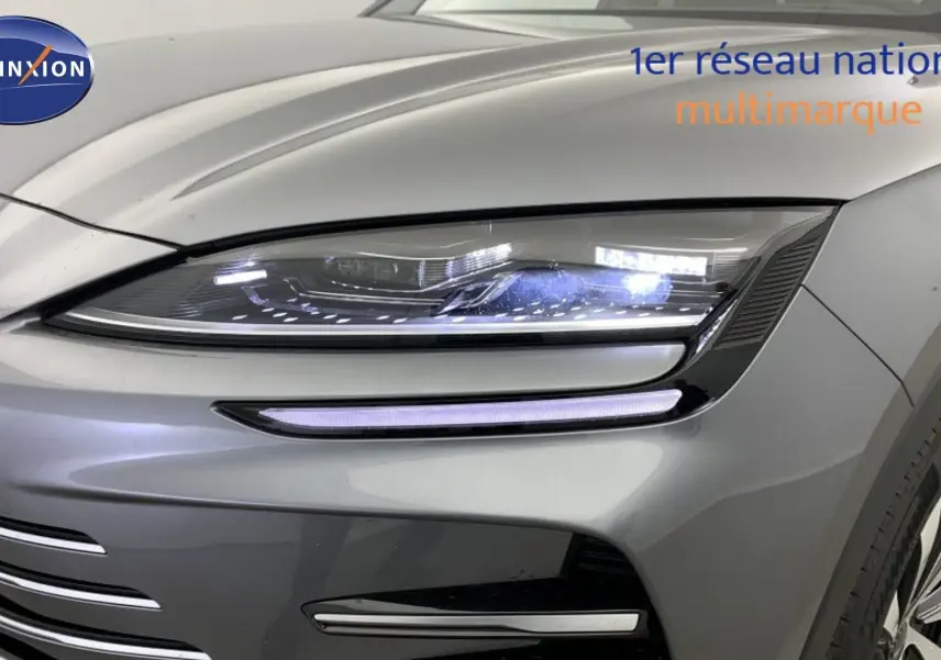 Détail des commandes électriques du siège conducteur en similicuir noir et beige du BYD SEAL U 2025.