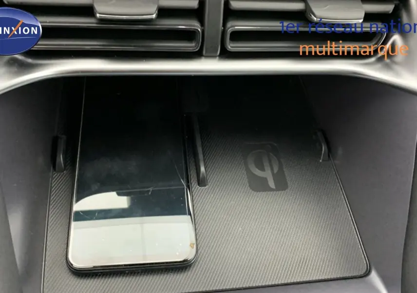 Vue intérieure côté gauche du BYD SEAL U 2025 avec sièges similicuir bicolores et toit ouvrant panoramique ouvert.