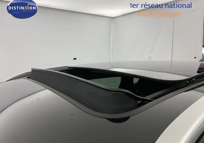 Toit ouvrant panoramique ouvert sur le dessus d'un BYD SEAL U Obsidian Black, avec barres de toit en aluminium visibles.