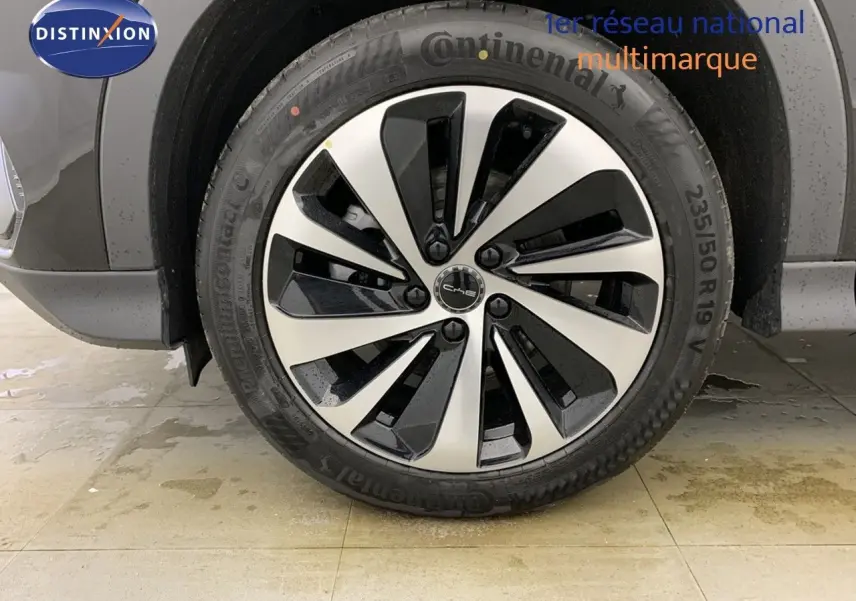 Gros plan sur la jante bicolore 19 pouces du côté gauche d’un BYD SEAL U Obsidian Black 2025.