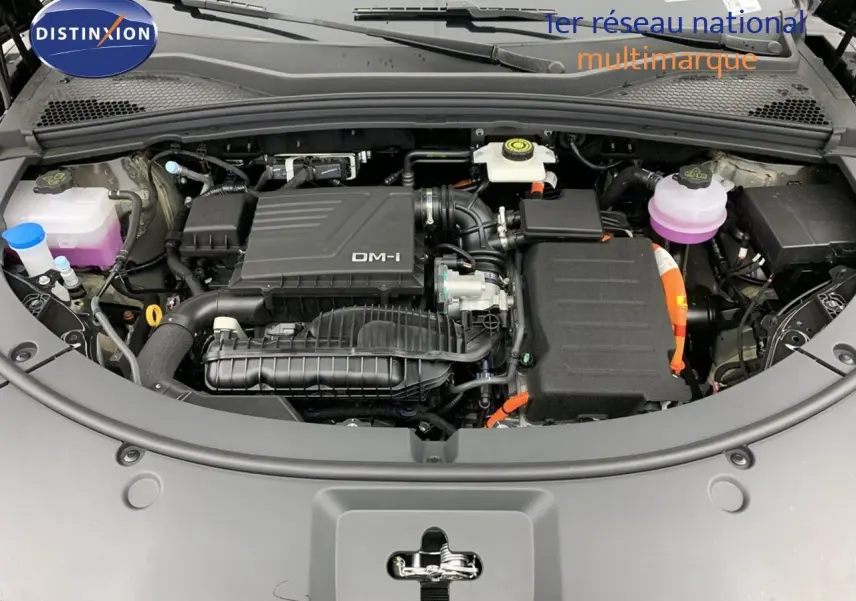 Moteur hybride DM-i visible sous le capot ouvert d'une BYD SEAL U 2025 Obsidian Black.