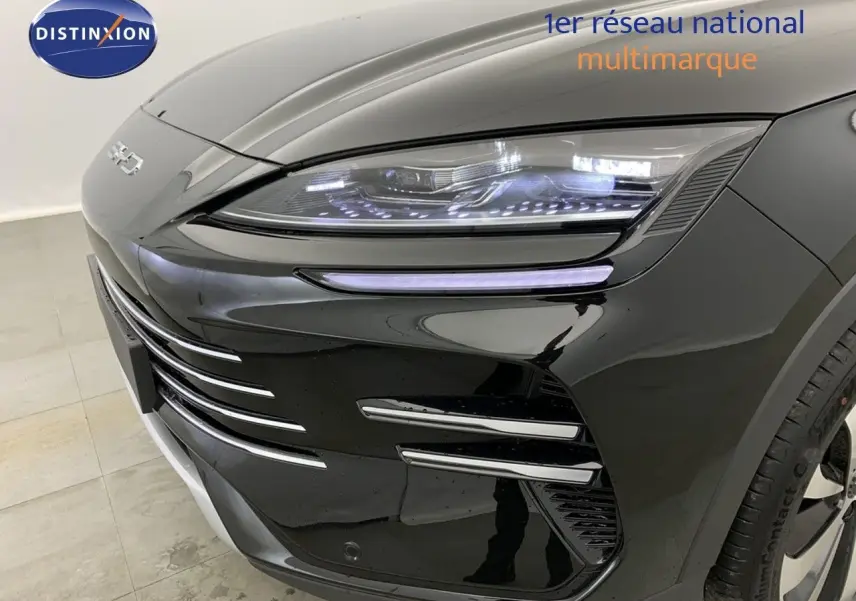 Gros plan sur l'avant droit noir obsidian du BYD SEAL U 2025 avec feux LED et détails chromés sur le pare-chocs.