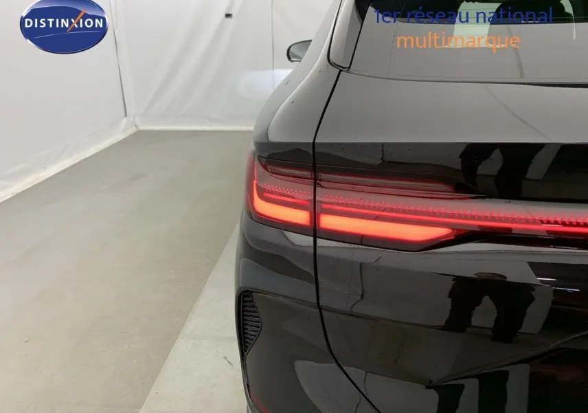 Vue arrière gauche du BYD SEAL U 1.5L DM-I noir obsidian avec feux arrière LED allumés dans un studio.