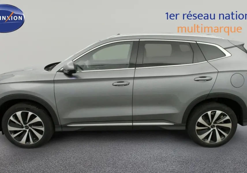 Vue latérale droite du SUV BYD SEAL U noir Obsidian avec jantes bicolores et barres de toit en aluminium.