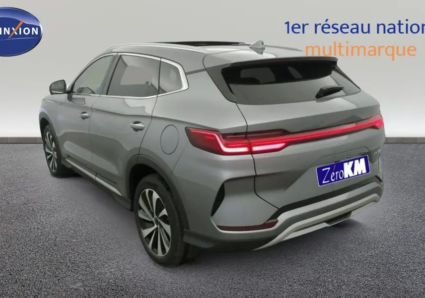 Vue 3/4 arrière droite du BYD SEAL U noir Obsidian avec feux arrière LED allumés et jantes alliage bicolores.