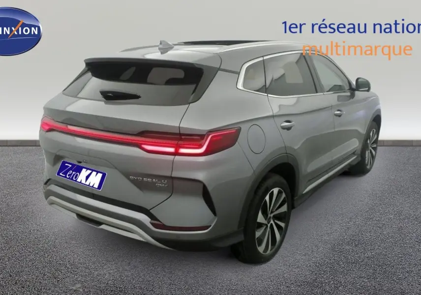 Vue 3/4 arrière droite du SUV BYD SEAL U hybride rechargeable en noir Obsidian avec feux arrière LED allumés.