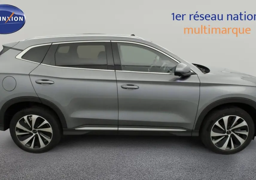 Vue latérale droite du SUV BYD SEAL U 2025 en noir Obsidian avec jantes bicolores et barres de toit en aluminium.