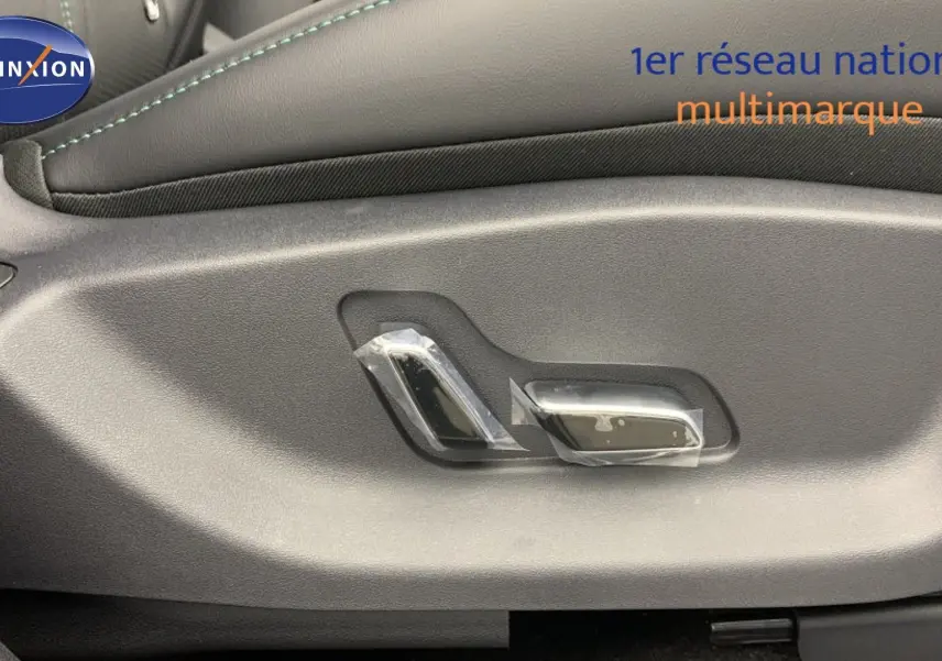 Vue intérieure côté avant droit du BYD SEAL U 2025 avec sièges bicolores beige et noir et écran tactile rotatif.