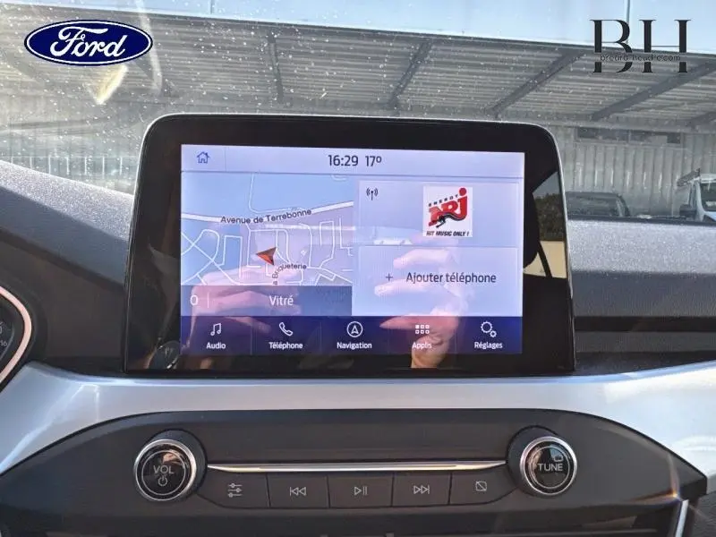 Écran tactile central de la Ford Focus 1.5 EcoBlue 2020 affichant la navigation, vu de face dans un intérieur gris Lunaire métallisé.