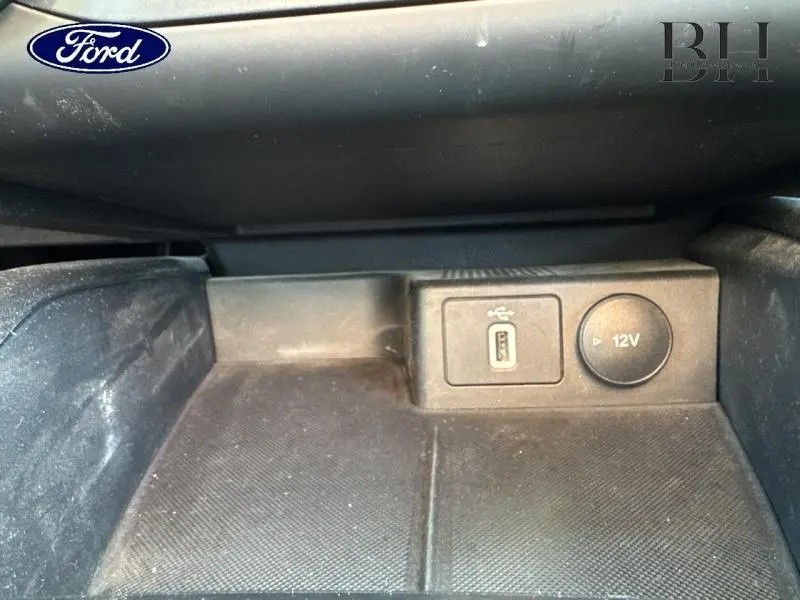 Gros plan sur la prise USB et la prise 12V dans la console centrale d'une Ford Focus gris lunaire métallisé 2020.