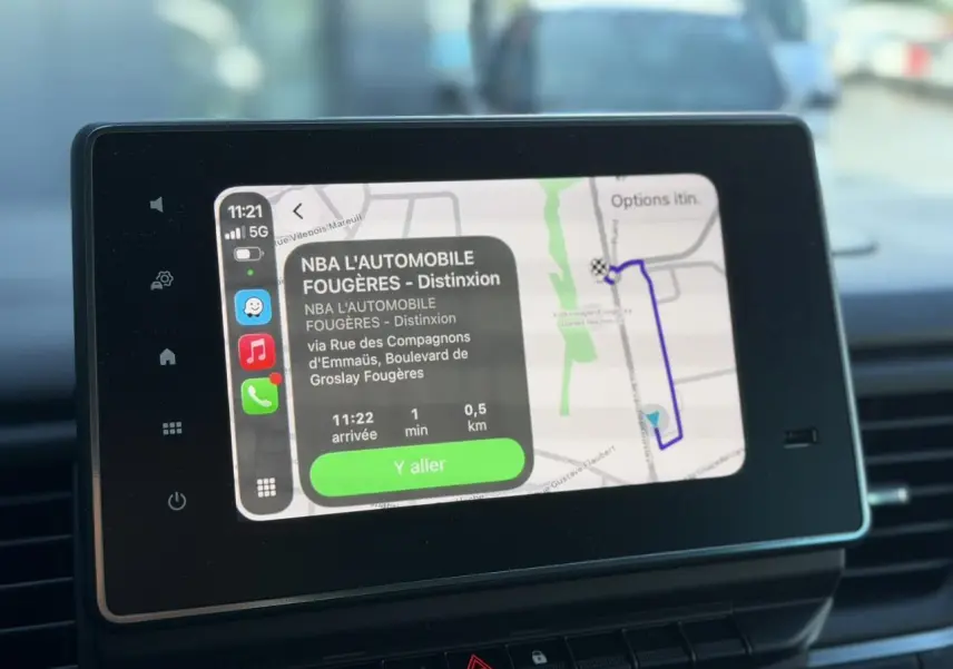 Écran tactile central affichant la navigation Android Auto dans un Nissan Primastar Combi gris, vue intérieure frontale.