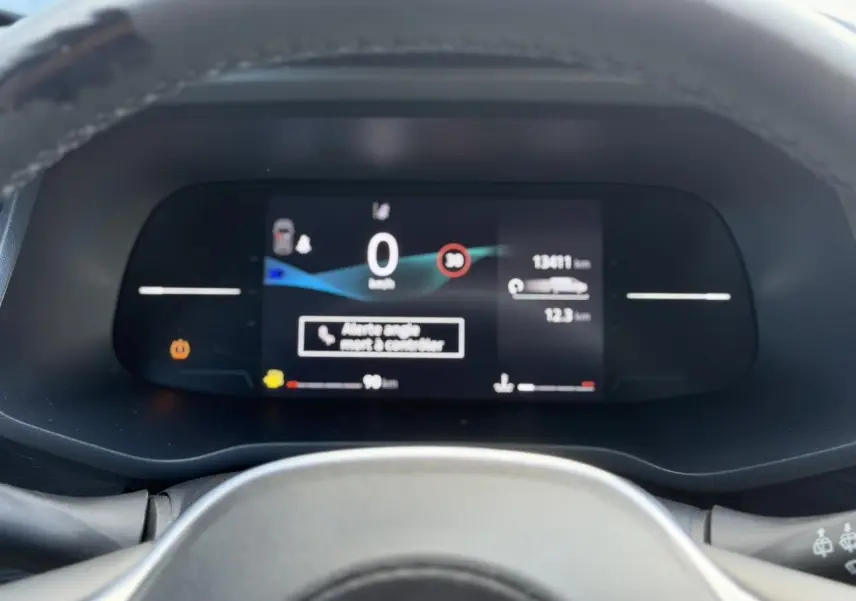 Vue rapprochée du tableau de bord numérique du Nissan Primastar Combi 2025 affichant la vitesse et alertes.