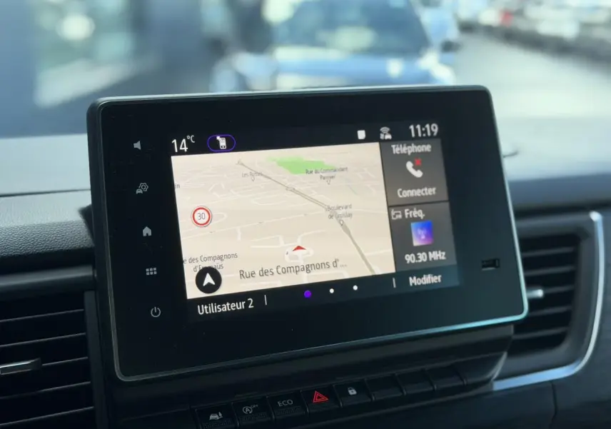 Écran tactile central du Nissan Primastar Combi 2025 affichant la navigation et les options connectées.