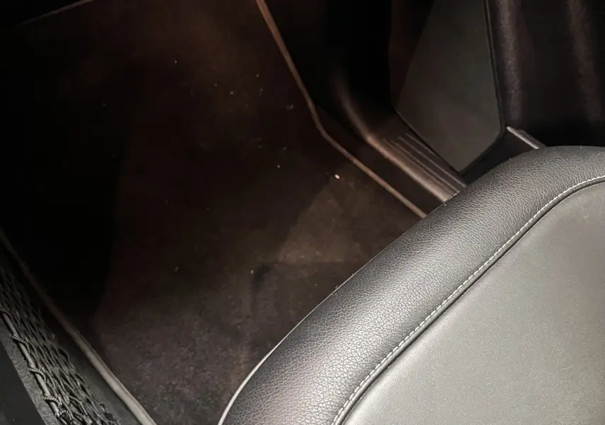 Gros plan sur le tapis de sol noir et le siège en cuir noir côté passager du Mercedes GLE Coupe 350 d 2016.