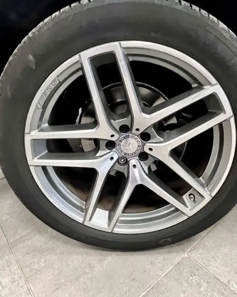 Gros plan sur la jante alliage argentée du Mercedes GLE Coupe 350 d 2016 avec logo étoile au centre.