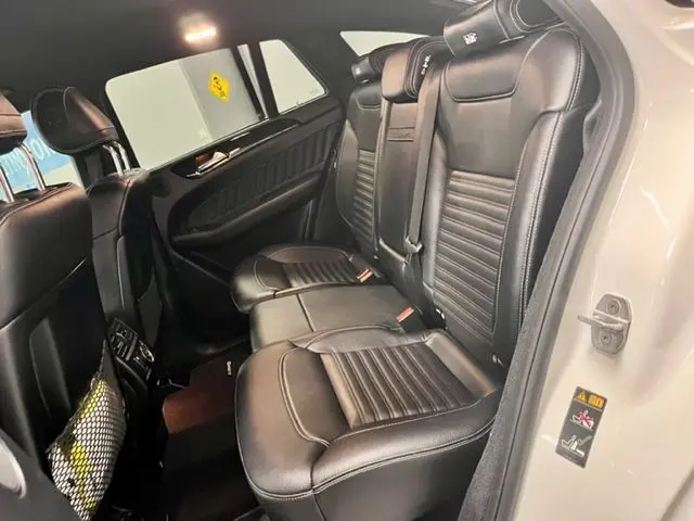 Vue intérieure arrière droite du Mercedes GLE Coupe 350 d 2016 avec sièges en cuir noir et finitions élégantes.