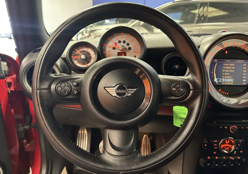 Vue rapprochée du tableau de bord du MINI Cabriolet Cooper S rouge, affichant le compteur de vitesse et le compte-tours.