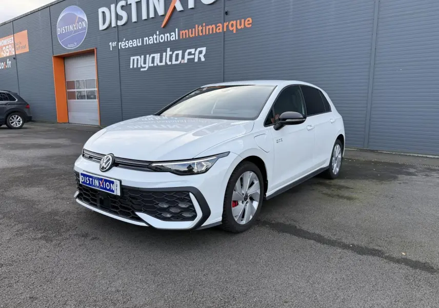 Volkswagen Golf 1.5 eHybrid blanc oryx nacré vue 3/4 avant avec calandre nid d'abeilles et jantes spécifiques GTE.