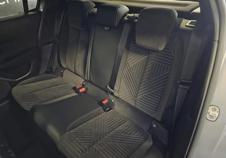 Vue intérieure arrière de la banquette en velours gris anthracite de la Lancia Ypsilon 2025, porte ouverte côté droit.