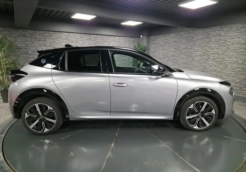 Profil côté gauche de la Lancia Ypsilon 2025 gris métallisé avec toit noir et jantes alliage 17 pouces diamantées.