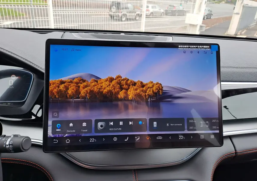 Écran tactile central large affichant une interface multimédia dans l'habitacle du BYD SEAL U 2025.