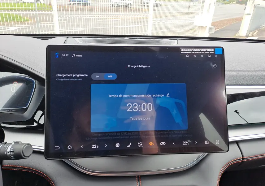 Écran tactile central du tableau de bord du BYD SEAL U 2025, affichant la programmation de recharge.