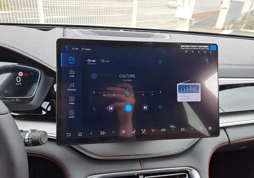 Écran tactile central 15,6'' et tableau de bord numérique dans l’habitacle du BYD SEAL U 2025.